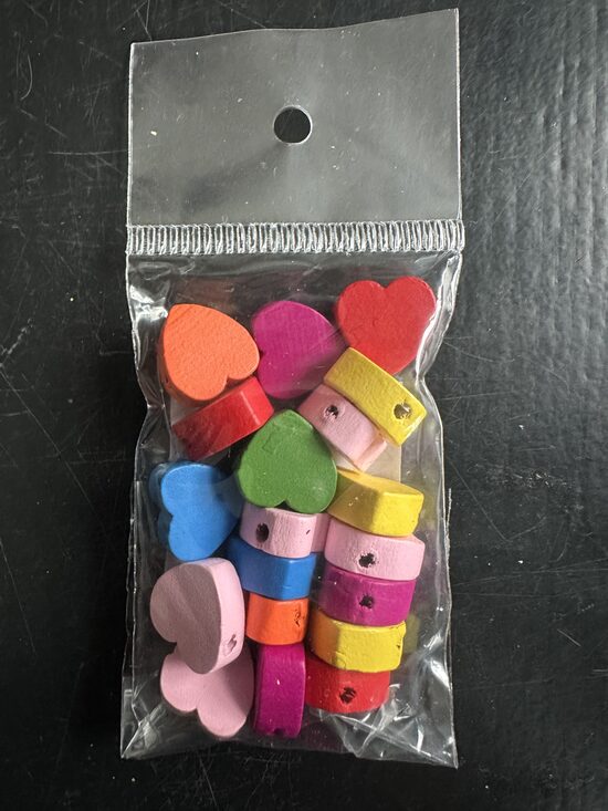 Koka pērlītes krāsainas Ø15 mm Sirds 20 gab. (uz vietas)