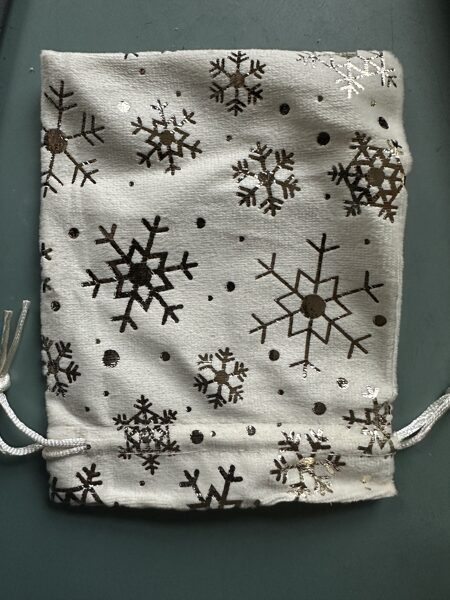 Auduma dāvanu maisiņš 11x14 cm sniegpārsliņas krēma-zelta (uz vietas)