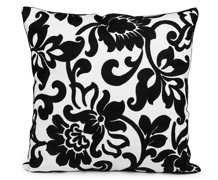 Spilvendrāna ar izšūtiem ornamentiem 45x45cm